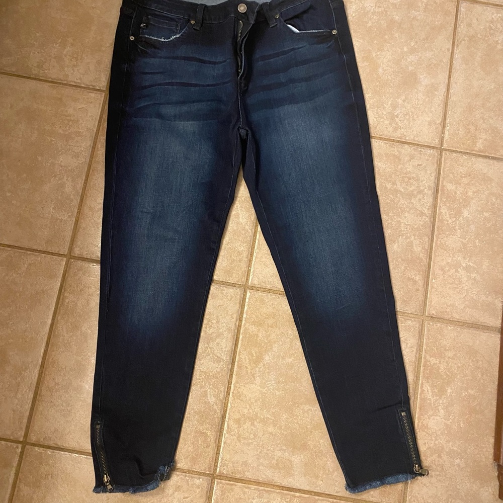 Kancan Jean with zipper detail at bottom